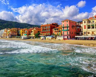 Bluemind Air Comfort - 500m from sea - Happy Rentals - Alassio - Strand