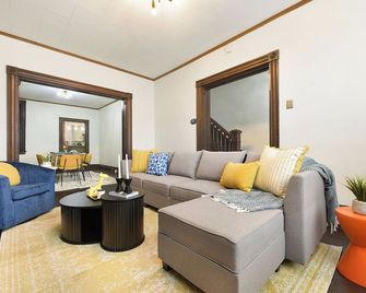 4bd Pittsburgh Escape: BBQ, Games, 10mins to UPitt - 匹玆堡 - 客廳