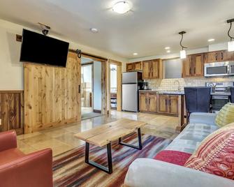 Wall Street Suites - Bend - Living room