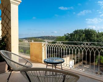 The Carob Tree - Victoria - Balcone