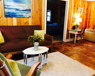 Mission Springs Resort - Ashland - Living room