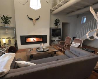 Air-conditioned country house with pool and marvellous panoramic views. - Murs - Sala de estar