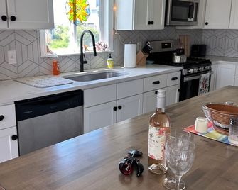 Cozy Artist's Cottage by the Sea - Westport - Kitchen