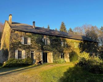 Grande maison familiale, havre de paix en Limousin en pleine nature, piscine - Sauviat-sur-Vige - Edificio