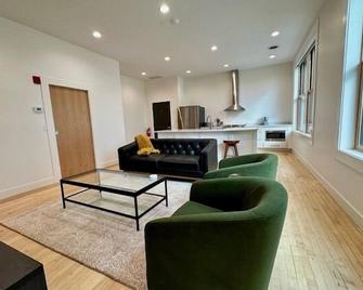 Condo C - Gallery Suites Downtown Marion - Warren - Huiskamer