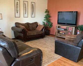 A roomy quiet private duplex. Located on a cul de sac area with limited traffic - Pendleton - Sala de estar