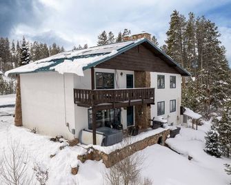 Spacious 11br / 8ba Mountain Chalet / Stunning Views / Walk to Free Ski Bus - Fraser - Bâtiment