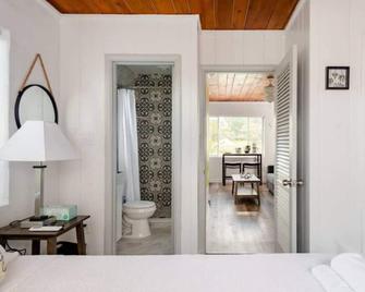 Dora's Lakeside 1940's Fish Camp Cottage - Mount Dora - Bedroom