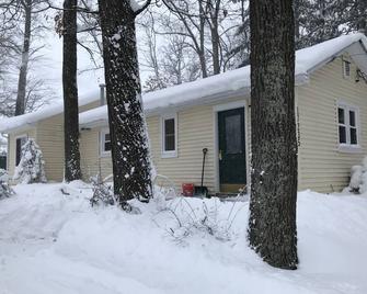 3 Bed Cozy Cabin Near Trails, Tippy Dam, Manistee River, Casino. - Wellston - Building