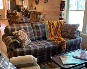 Retreat Log Cabin in Saluda, NC - Saluda - Вітальня