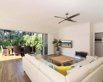 Beach Bliss - pet-friendly central Vincentia home - Vincentia - Living room