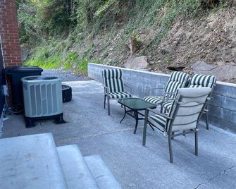 Home Rental for ATV Riders and Traveling Workers. Spearhead Trails in Grundy, VA - Grundy - Patio