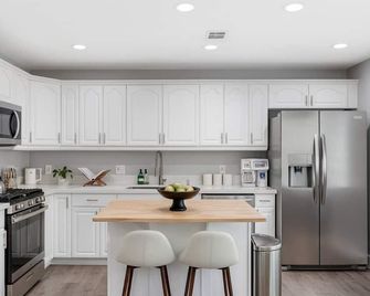 5 Units allows 26 guests plus Heated Pool Option and Spa - San Diego - Køkken