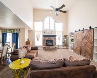 Stunning Home-Vivid Lake/Mtn Views! Sleeps 14 - Saratoga Springs - Living room