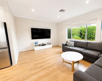 Contemporary Cove Your Next Dunsborough - Quindalup - Huiskamer