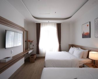 Nature Hotel - Le Dai Hanh - Dalat - Bedroom