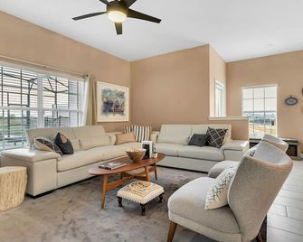 Amazing 5-Bedroom Townhouse Close to Disney and Resort Style - Kissimmee - Living room