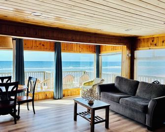 Purple Moon #2 - Beautiful Beachfront home with private access to the beach - Lincoln City - Living room