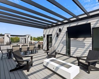 New Modern Townhome With Rooftop Patio 2 Bedroom Townhouse by RedAwning - Iowa City - Balcony