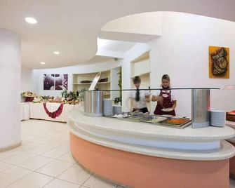 Centro Vacanze Isuledda - Cannigione - Recepción