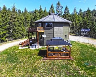 Unique 40 Acre Nature Retreat with Trails and Views! - Coeur d'Alene
