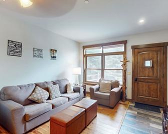 Luxe Mountain Getaway 3 Blocks From Main Street w/Covered Parking, Free WiFi - Frisco - Living room