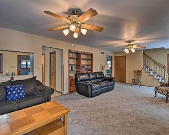 Waterfront Fond du Lac Home on DeNeveu Lake! - Fond du Lac - Wohnzimmer
