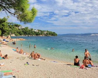 Apartments by the sea Nemira, Omis - 5884 - Omiš - Beach