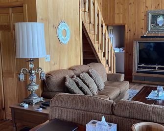 Waterfront Lake Lodge in the Thousand Islands - Cape Vincent - Living room