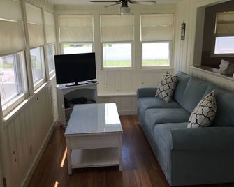 Summer Cottage with Water Views at Great Hammock Beach in Old Saybrook - Old Saybrook - Living room
