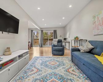 Comfy, Cozy, Central Calgary, 2br And 1bth - Calgary - Sala