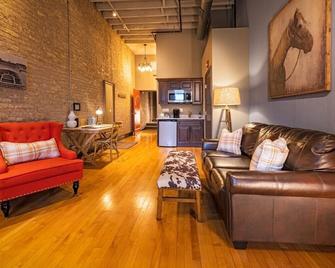 Hip Urban Loft-Small Town Charm-124 Lofts #2 - West Dundee - Living room