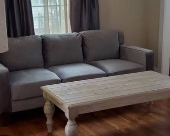 Charming 3-bedroom house with AC and WiFi in serene Cheraw - Cheraw - Living room