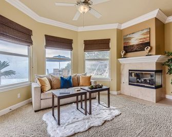 Private Vineyard Oasis: Luxe Estate, 360 Views, Pool/Spa, Theatre, Sports Court! - Murrieta - Soggiorno