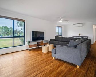 Long Island Retreat - Rosella - Murray Bridge - Вітальня