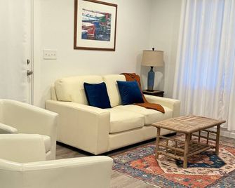 Furnished Cottage on 5 peaceful acres just min to towns, hospital, Seattle Ferry - Seabeck - Sala de estar