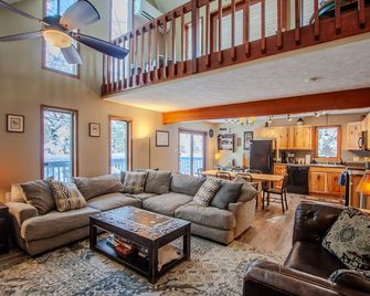 Private Cottage Nestled in the Trees;Pet Friendly-Near Slopes-Waterpks-JimThorpe - Albrightsville - Salon