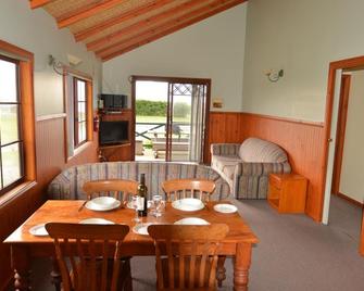 Baudins Accommodation - Naracoopa - Dining room