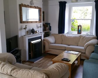 Gorgeous, quiet, and well situated homely pet friendly cottage - Fowey - Living room