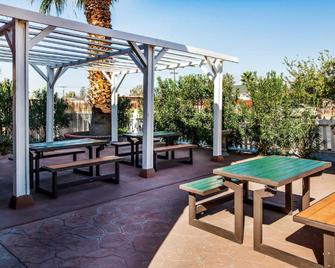 Hotel Europa Ridgecrest - Ridgecrest - Patio