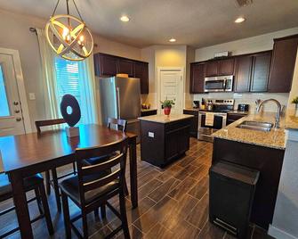 Charming 3-bedroom townhome with fast WiFi in fabulous Midlothian TX - Midlothian