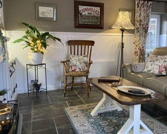 Olde Village Shop Cottage - Barnard Castle - Living room