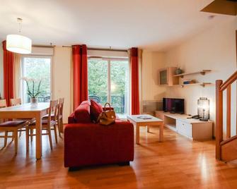 Modern Divonne-les-Bains stay | Explore extreme sports & wonder in nature - Divonne-les-Bains - Living room