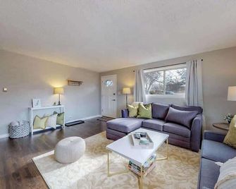 Charming Three Bedroom Home in Littleton - Littleton - Sala de estar
