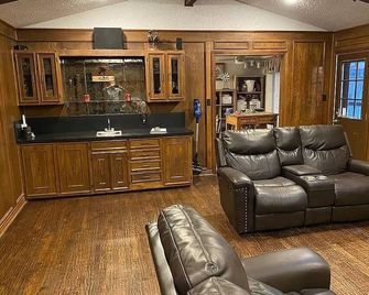 2-Acres 5-bed 3-bath home with pool, work shed, pasture for horses - Allen - Huiskamer