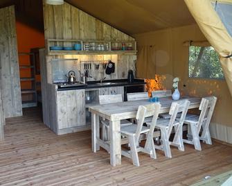 Holiday home in Kamperland, near beach and sea, safari tent for 6 persons - Kamperland - Küche