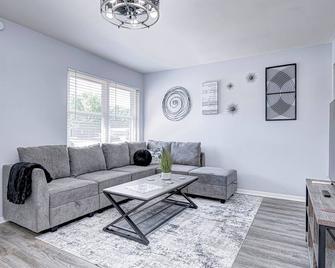 Convenient 2 bedroom with King Bed - Greenwood - Living room