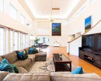 Hilo Villa w/pool- 16 guests max - Hilo - Living room