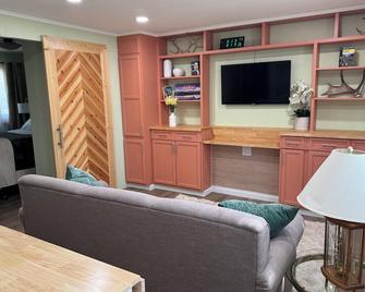 The Alaska Life Suite - Anchorage - Living room