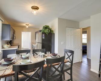 Lovely South Bend Home about 3 Mi to Dtwn and Notre Dame - South Bend - Dining room